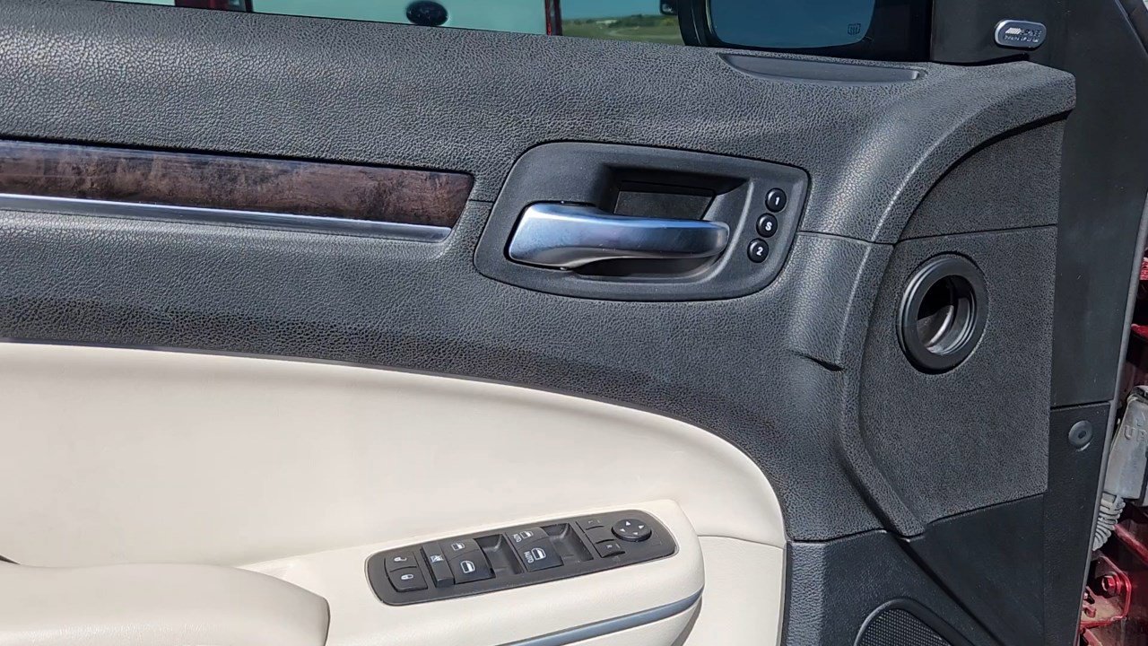 2022 Chrysler 300 Touring L photo 6