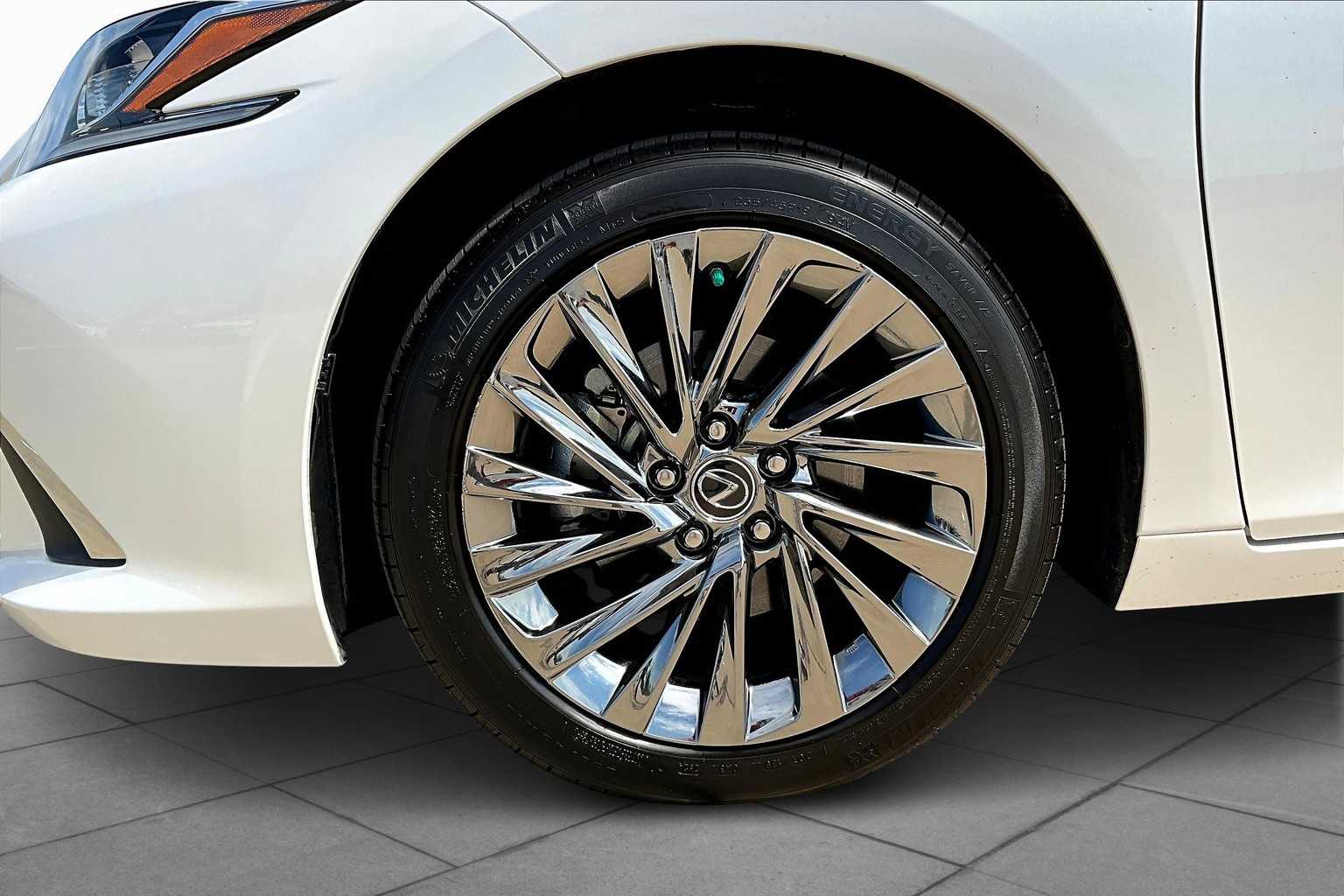 2025 Lexus ES Luxury photo 9