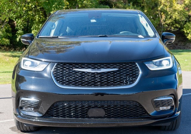 2024 Chrysler Pacifica Touring L photo 3