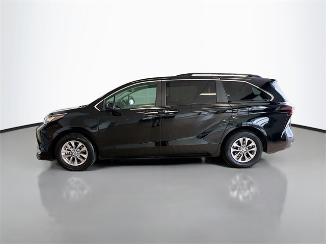 2024 Toyota Sienna XLE photo 3