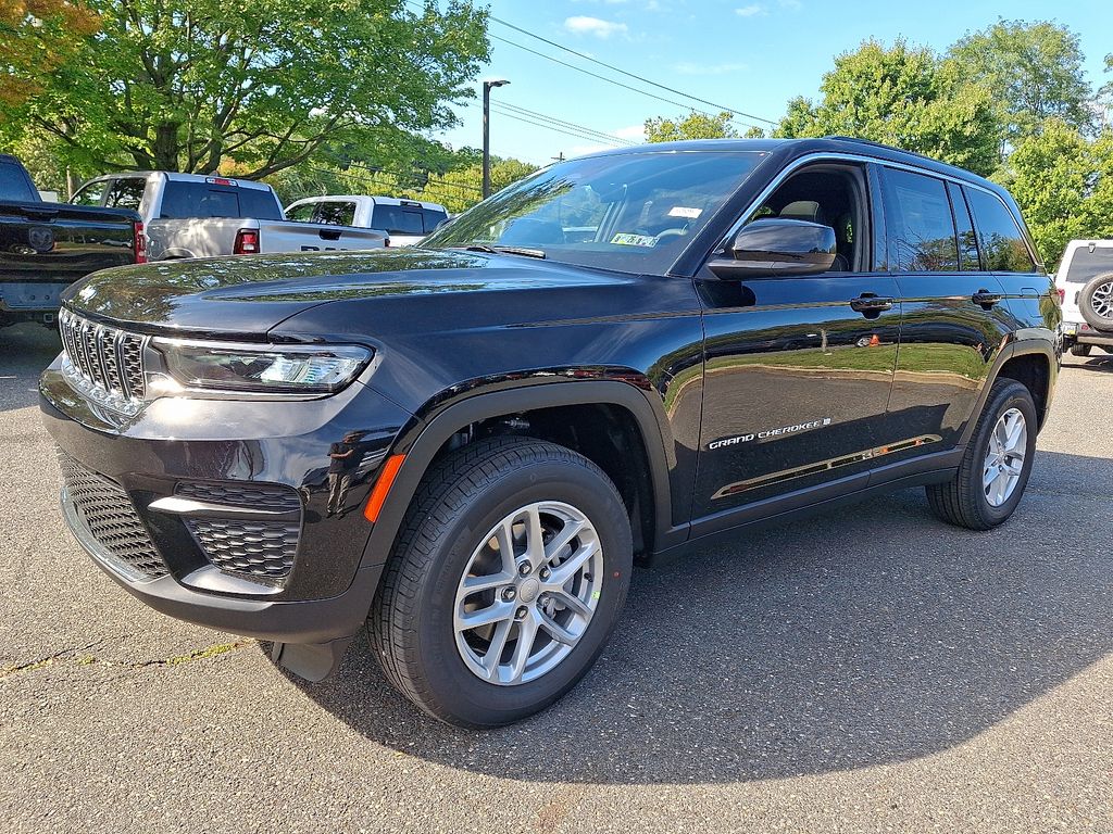 2025 Jeep Grand Cherokee Laredo X photo 2