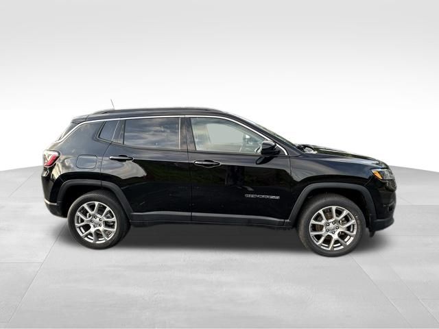 2022 Jeep Compass Latitude Lux photo 3