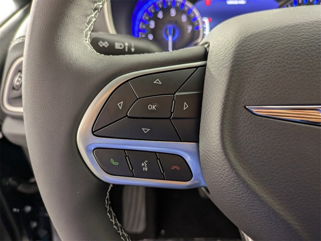 2025 Chrysler Pacifica photo 17