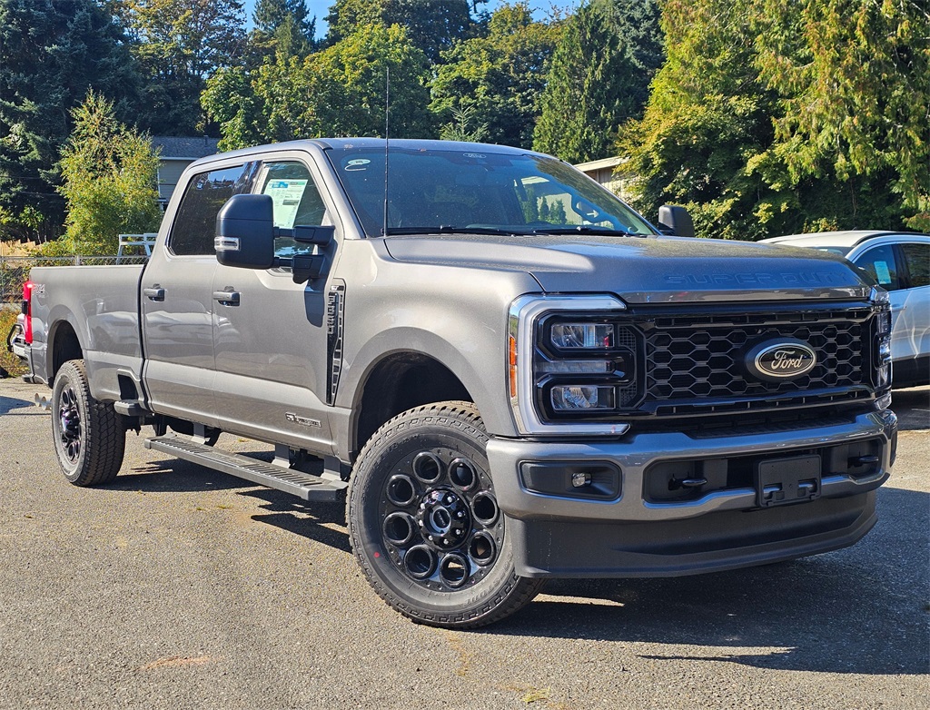 2025 Ford F-350 Super Duty XLT's photo