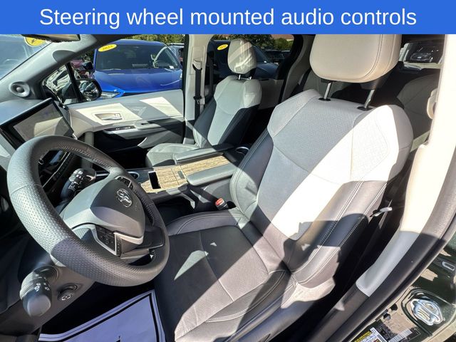 2025 Toyota Sienna Platinum photo 11