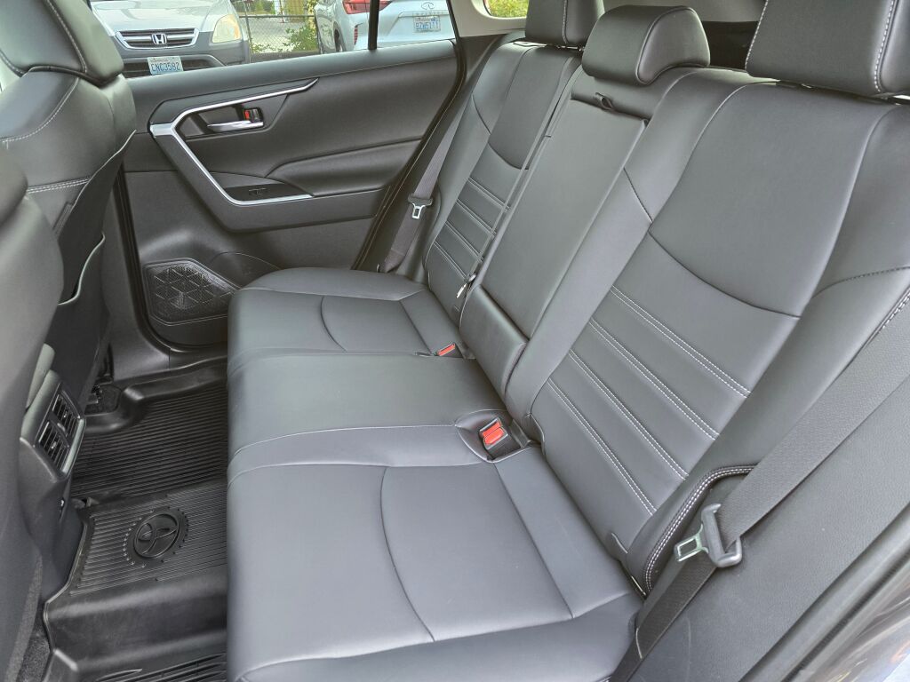 2023 Toyota RAV4 Hybrid XLE Premium photo 16