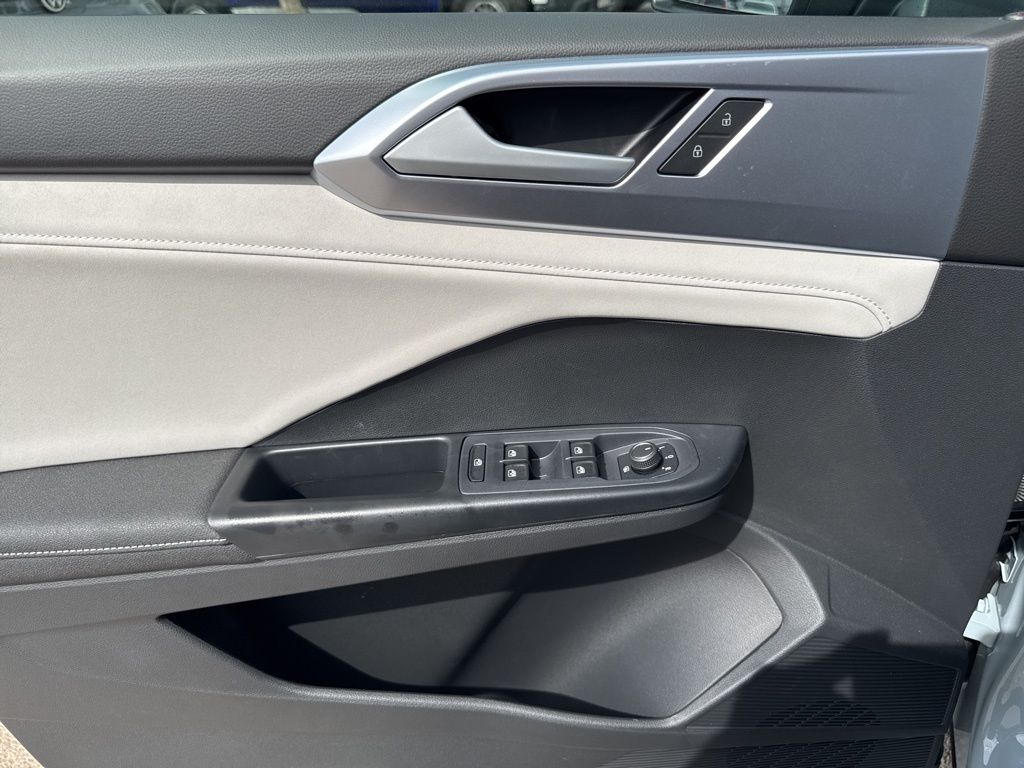 2025 Volkswagen Taos SE photo 15