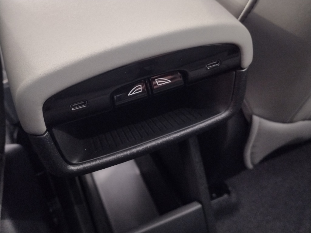 2025 VOLVO EX30 - Image 12