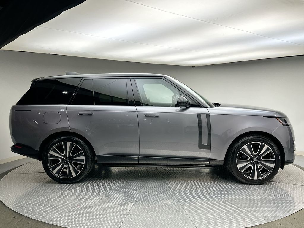 2025 Land Rover Range Rover SE photo 3