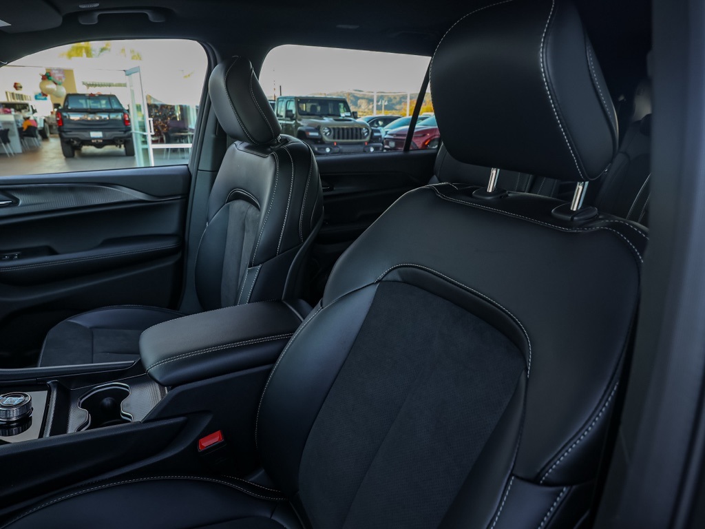 New 2025 Velvet Red Pearl-Coat Exterior Paint Jeep Altitude X image 14