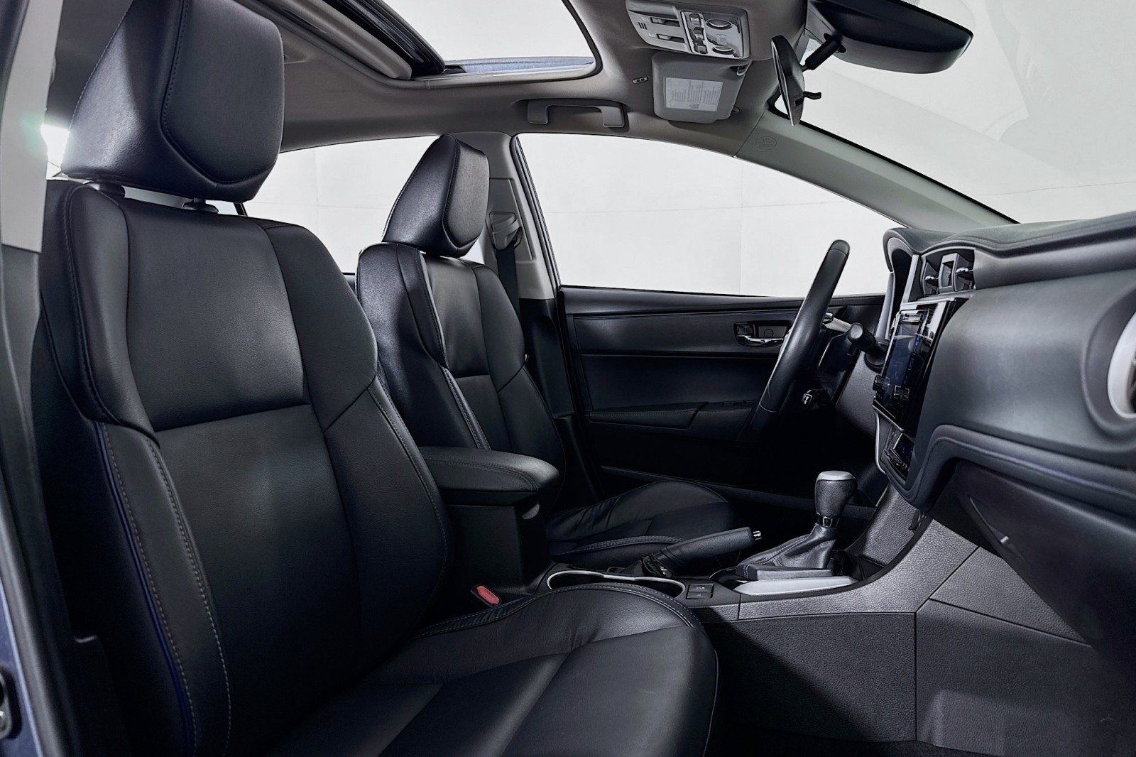 2017 Toyota Corolla XSE photo 4