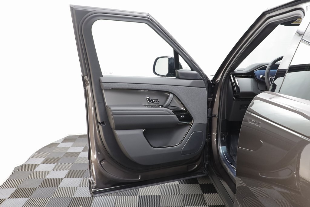 2025 Land Rover Range Rover Sport SE photo 4