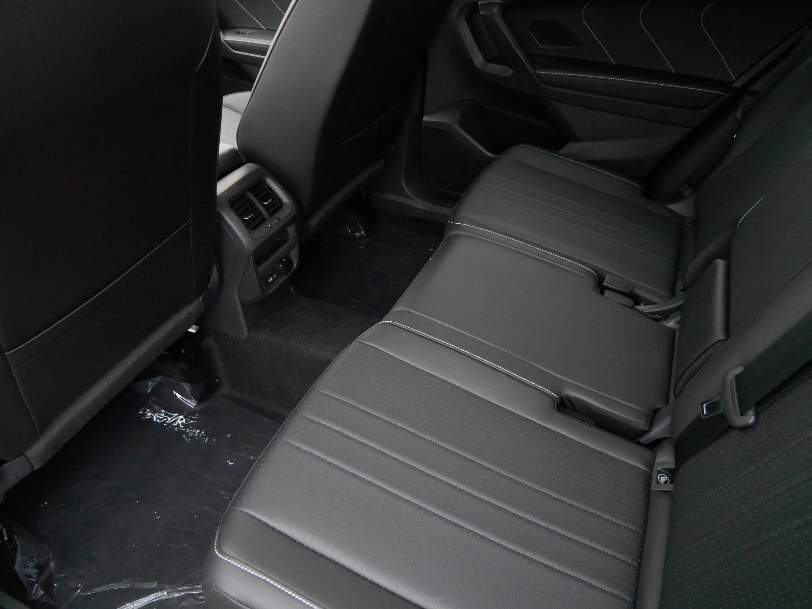 2024 Volkswagen Tiguan SE R-Line photo 3