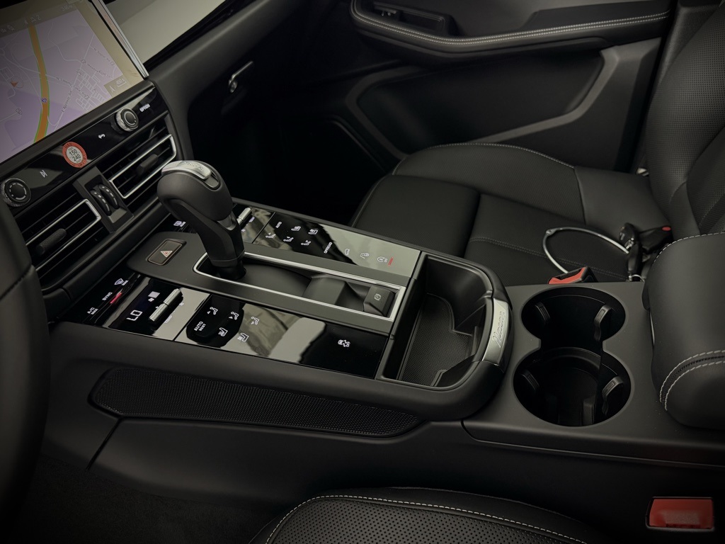 2025 Porsche Macan T photo 24