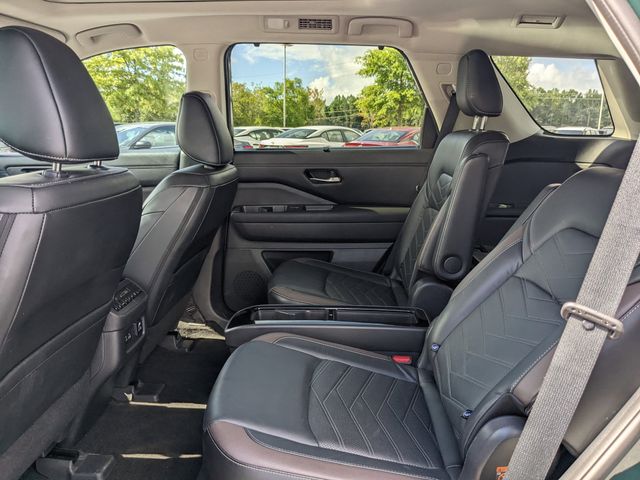 2023 Nissan Pathfinder Platinum photo 12