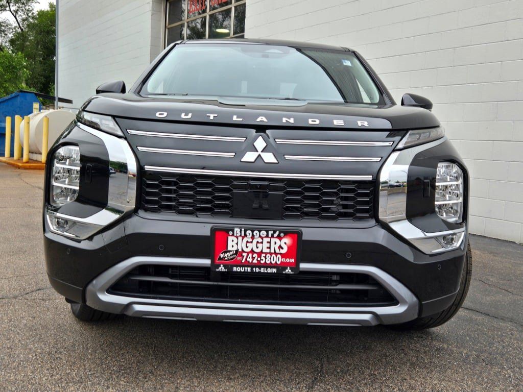 2025 Mitsubishi Outlander SE photo 3