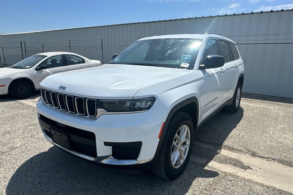 2023 Jeep Grand Cherokee Laredo photo 2