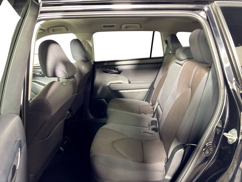 2023 Toyota Highlander LE photo 18