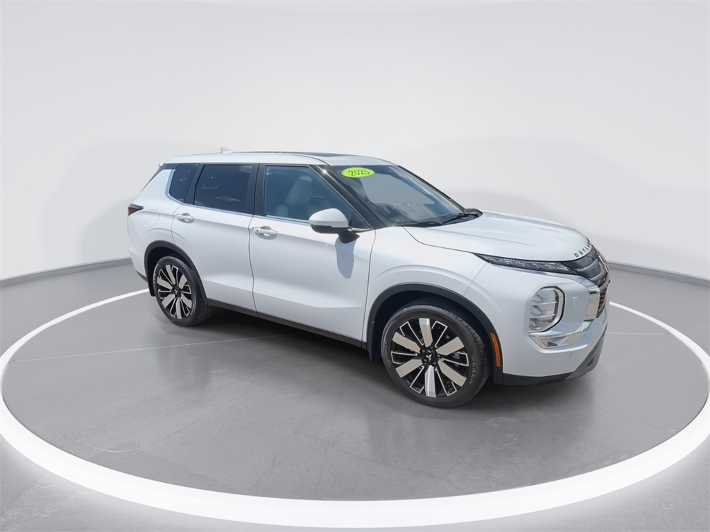 2025 Mitsubishi Outlander SE photo 2