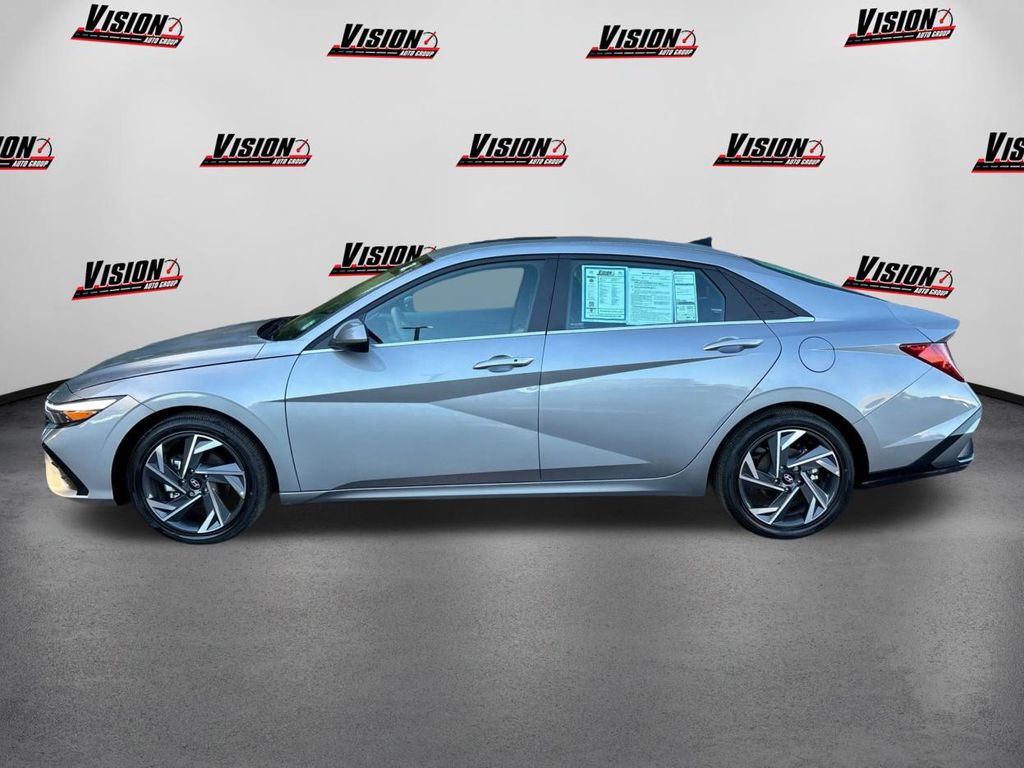 2025 Hyundai Elantra SEL Convenience photo 8