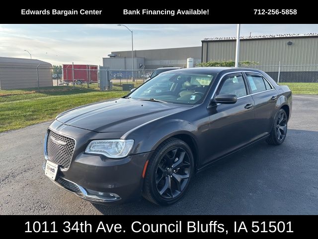2020 Chrysler 300 Touring photo 3