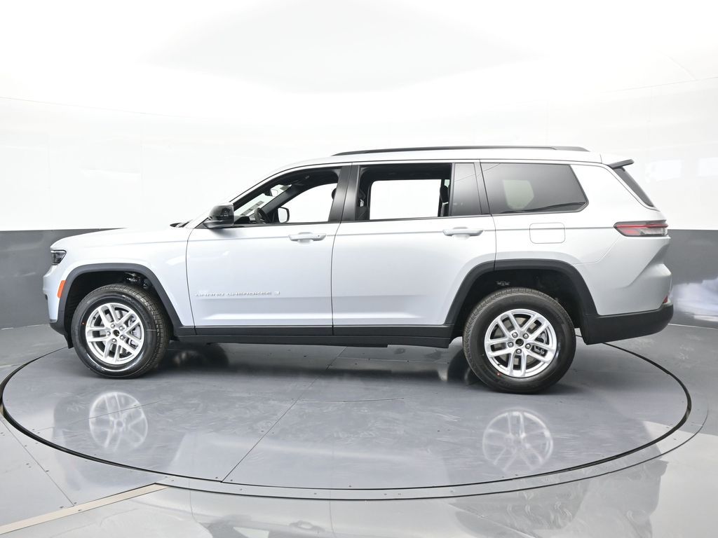 2025 Jeep Grand Cherokee Laredo photo 3