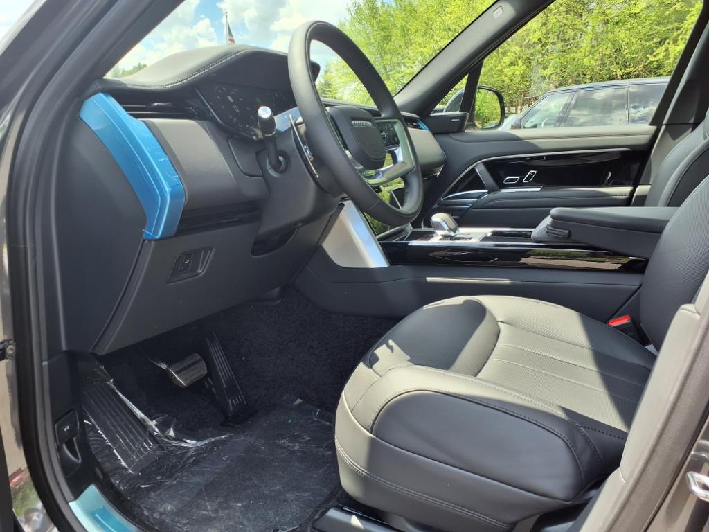 2025 Land Rover Range Rover SE photo 14