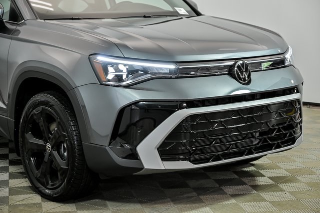 2025 Volkswagen Taos SEL photo 3