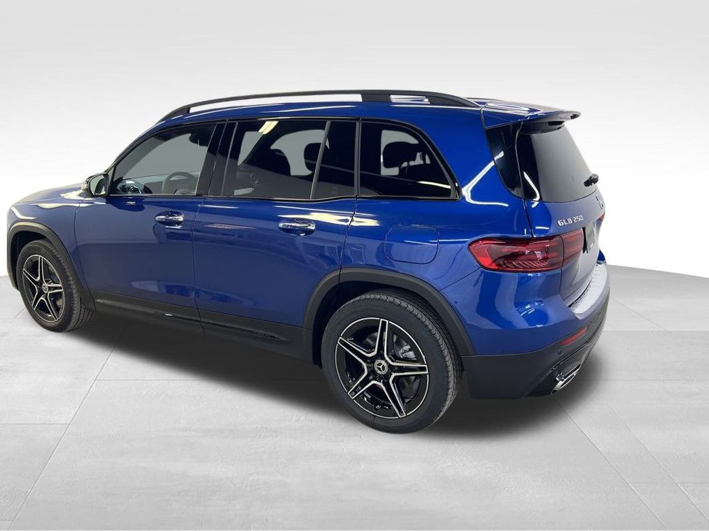 2025 Mercedes Benz GLB 250 4MATIC photo 4