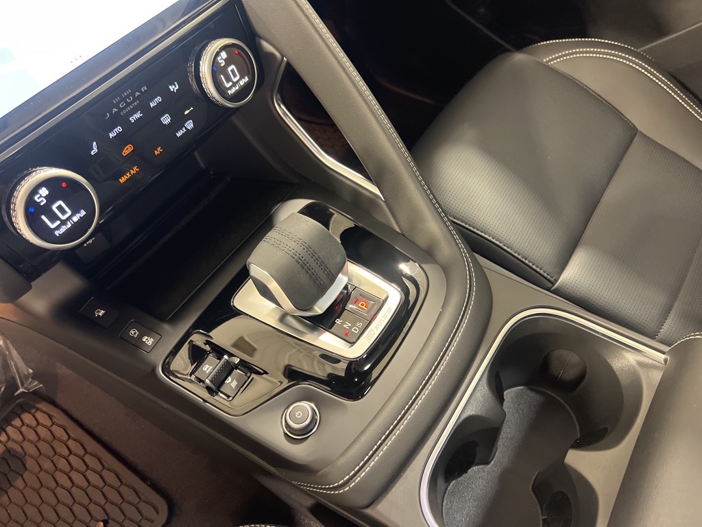 2024 Jaguar E-PACE R-Dynamic SE photo 17