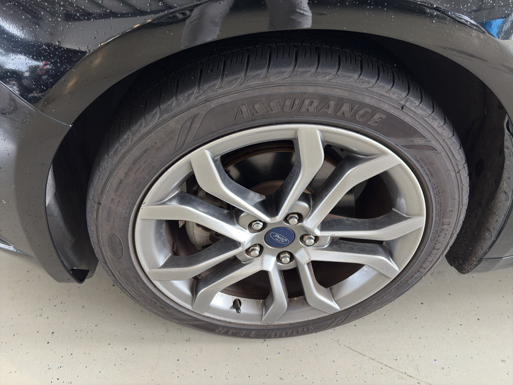 2017 Ford Fusion SE photo 2
