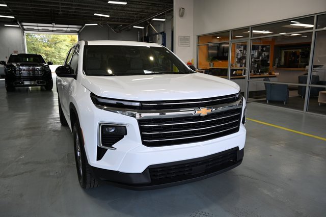2025 Chevrolet Traverse photo 3