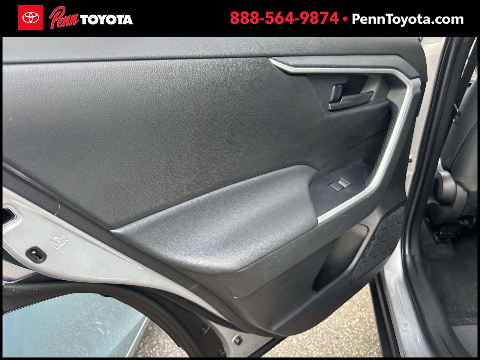 2022 Toyota RAV4 LE photo 13