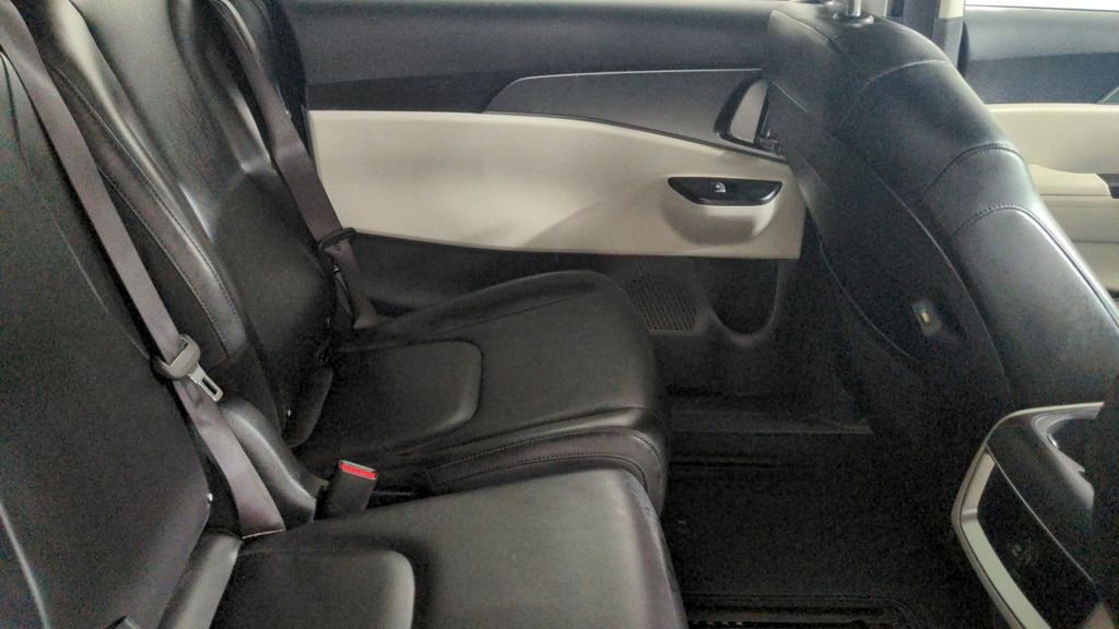 2024 Kia Carnival LX photo 30
