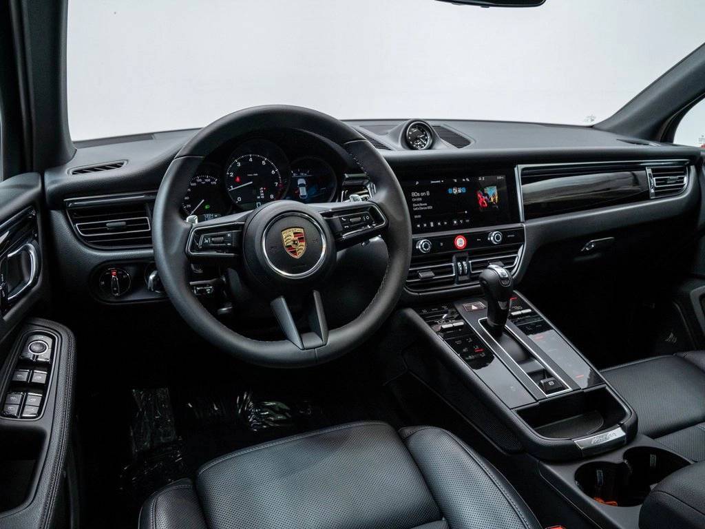 2025 Porsche Macan photo 4