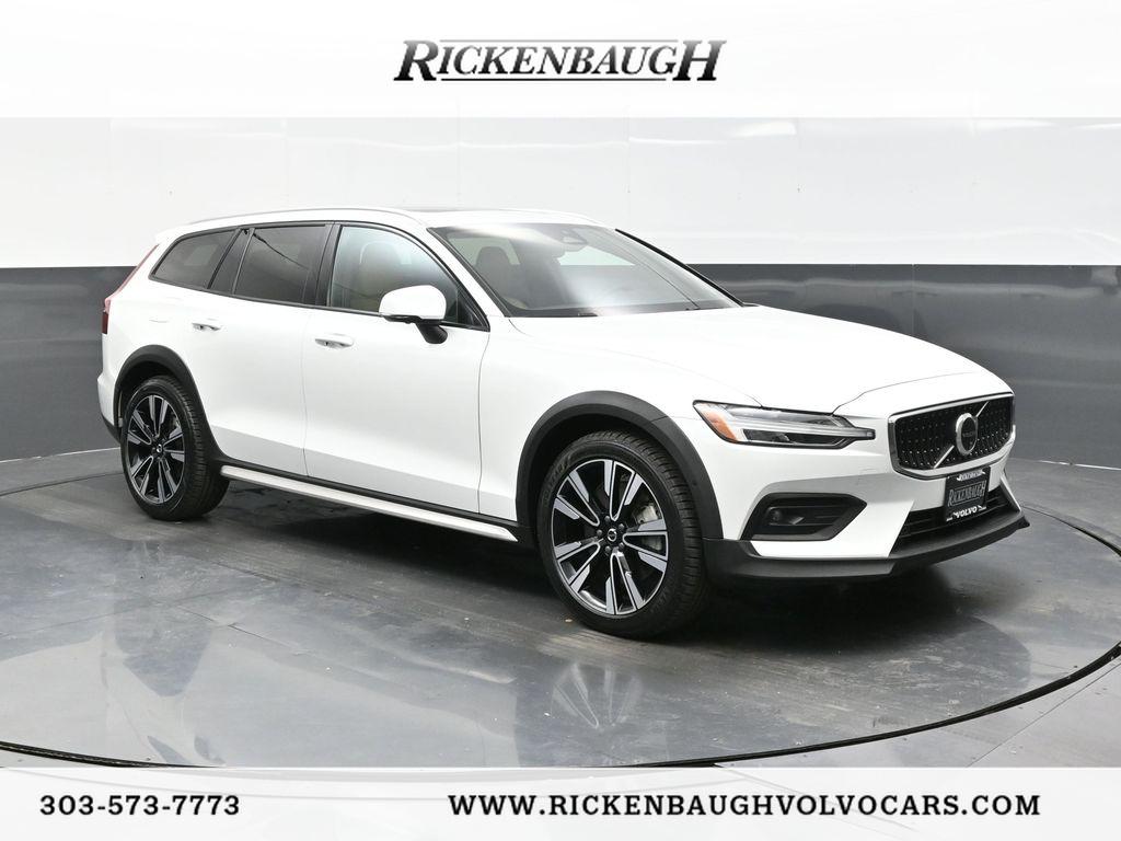 2024 Volvo V60 Cross Country Ultimate's photo
