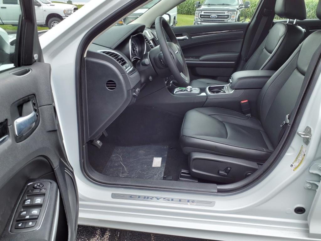 2023 Chrysler 300 Touring L photo 16