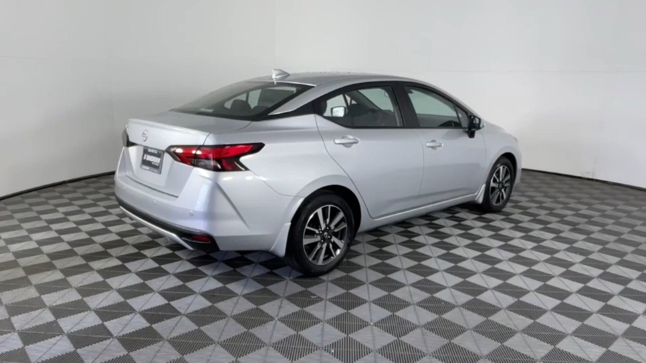 2025 Nissan Versa SV photo 4