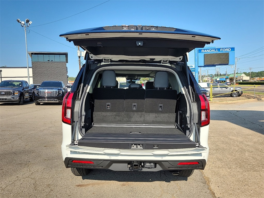 2025 Ford Expedition photo 7