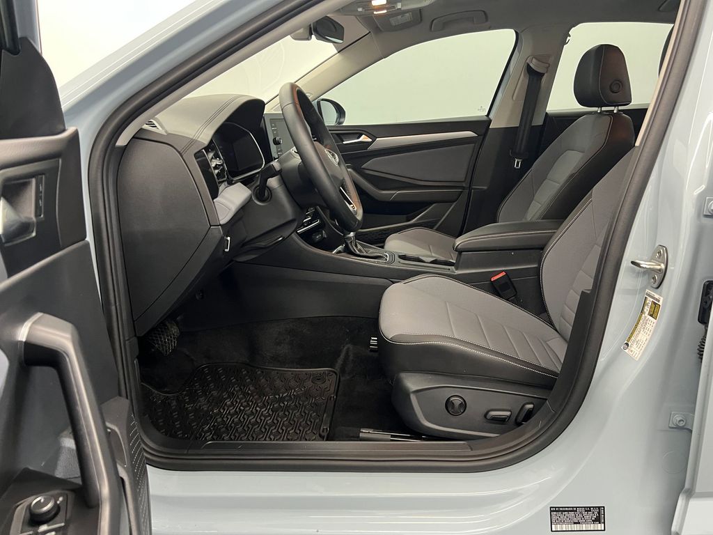 2025 Volkswagen Jetta 1.5T photo 4