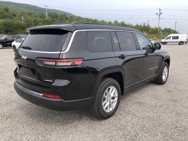 2025 Jeep Grand Cherokee Laredo photo 3
