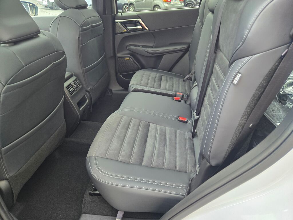 2025 Mitsubishi Outlander SE photo 11
