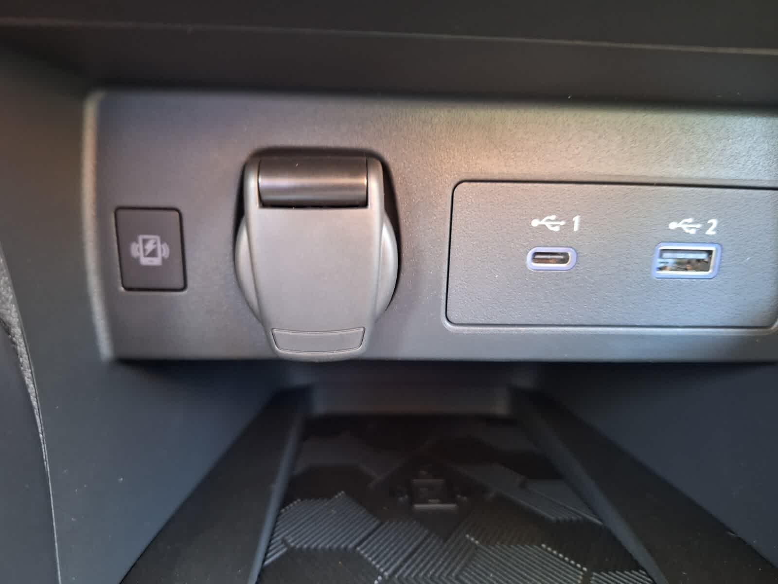 2025 Nissan Versa SR photo 16