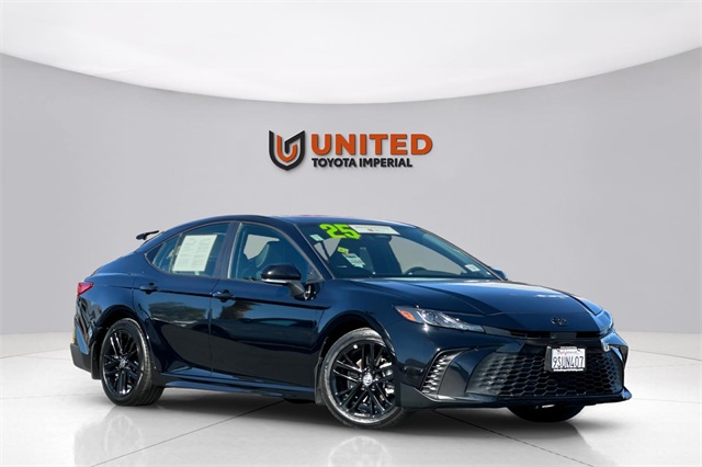 2025 Toyota Camry SE's photo