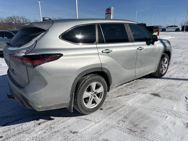 2024 Toyota Highlander LE photo 11