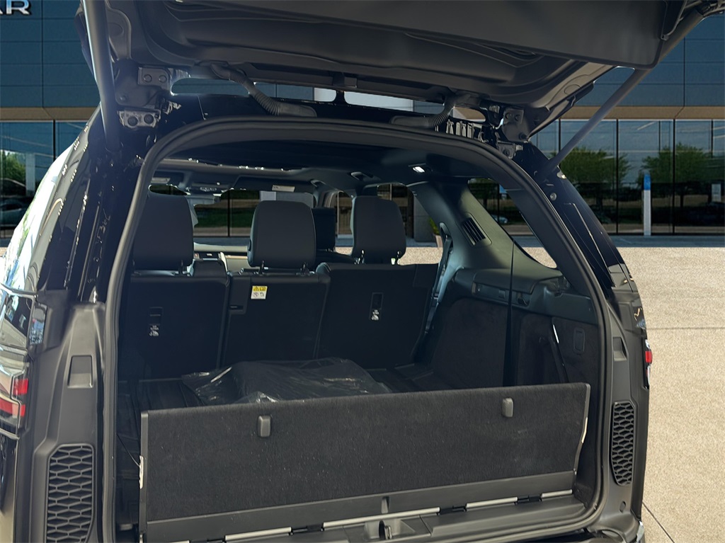 2025 Land Rover Discovery Metropolitan Edition photo 24