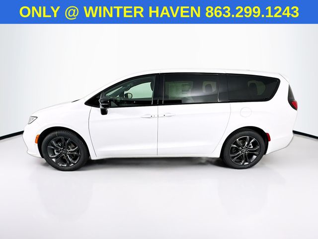 2026 Chrysler Pacifica photo 4