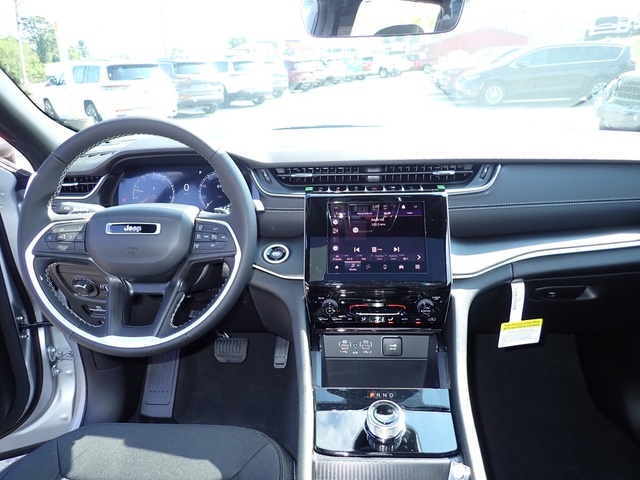 2025 Jeep Grand Cherokee Laredo X photo 13