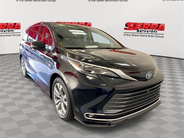 2024 Toyota Sienna Platinum's photo