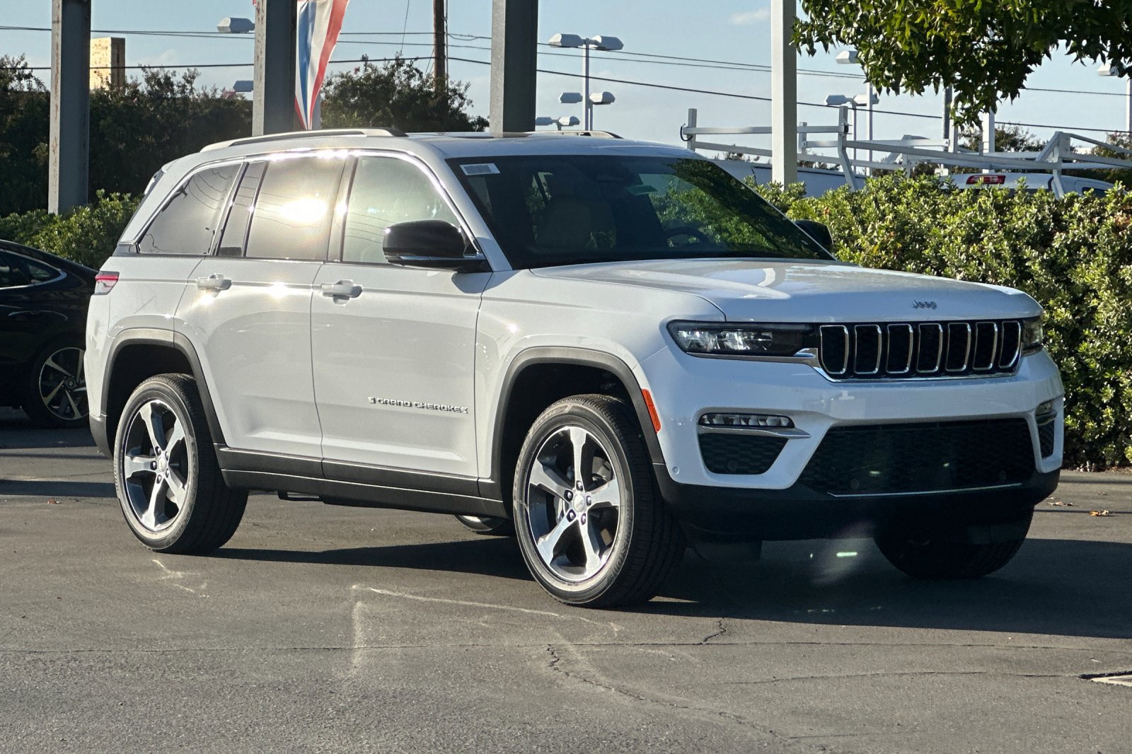 2025 Jeep Grand Cherokee Limited photo 2